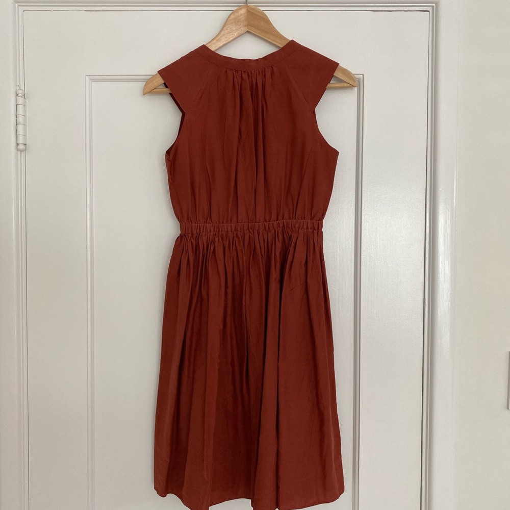 Sleeveless dress with tie - Picture 3 of 4